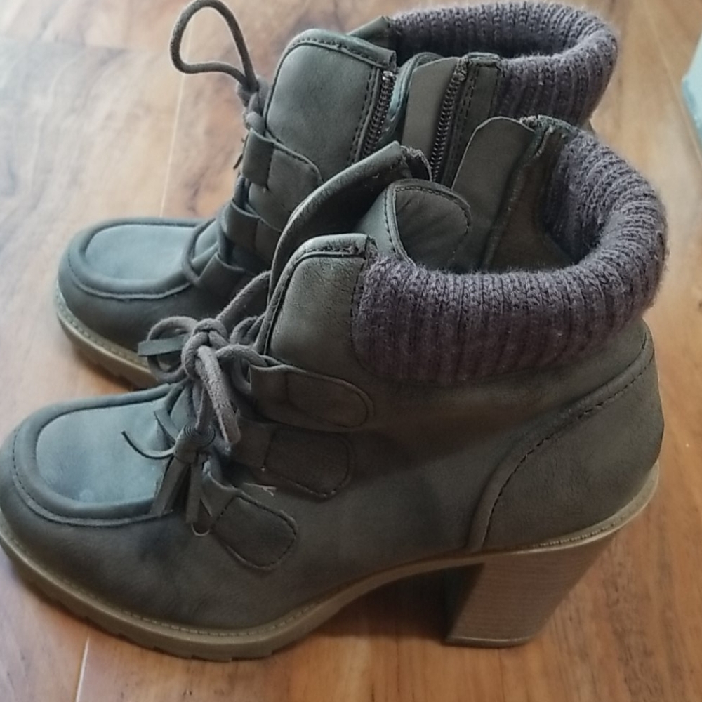 Boots - Picture 3 of 4